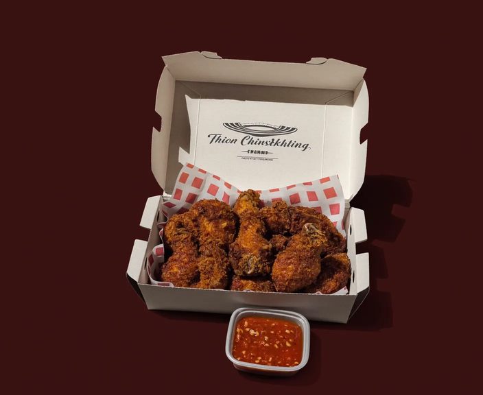 Fried chicken wings with a pot of dip