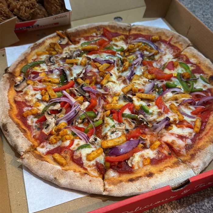 Vegetable and mixed-pepper pizza