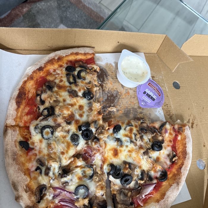 Olive, pepperoni and red onion pizza